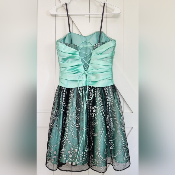 Hailey Logan by Adrianna Papell party dress - Picture 2 of 11